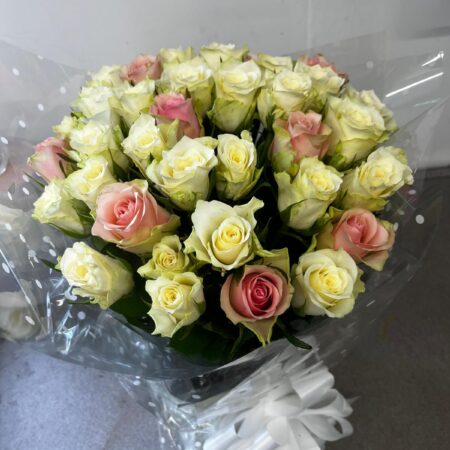 deluxe-white-and-pink-rose-bouquet-aqua-pack